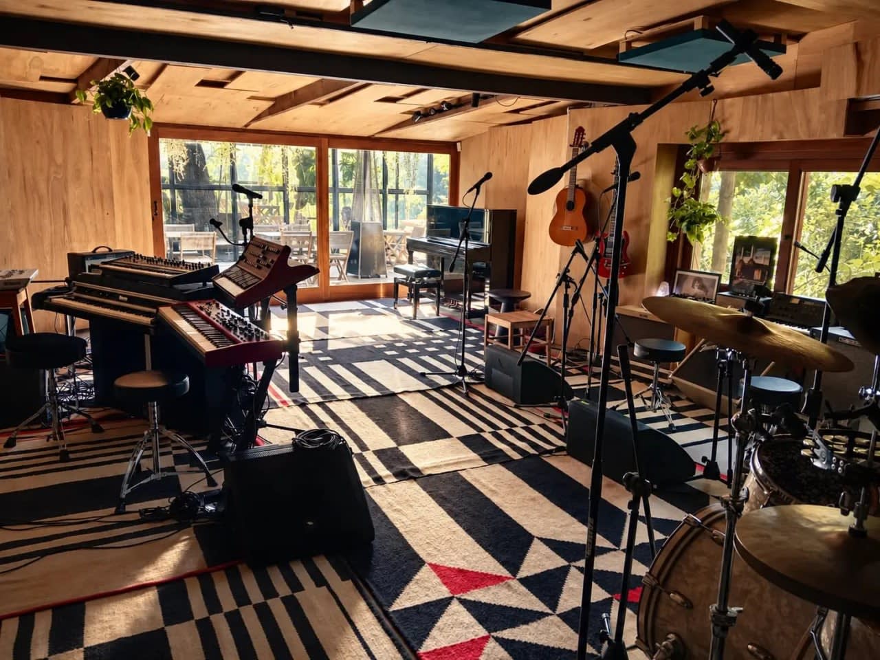 Interior del estudio de Portal Bosque con piano, teclados, micrófonos y batería