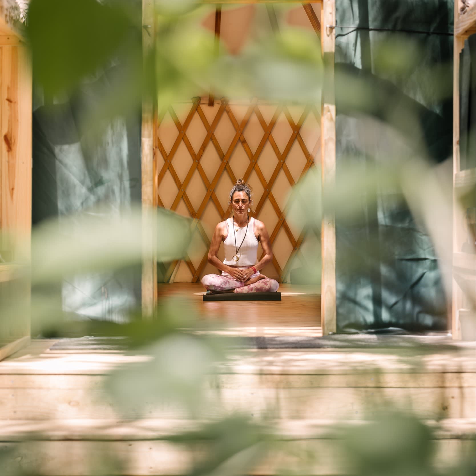 Práctica de yoga en la yurta, entre los árboles