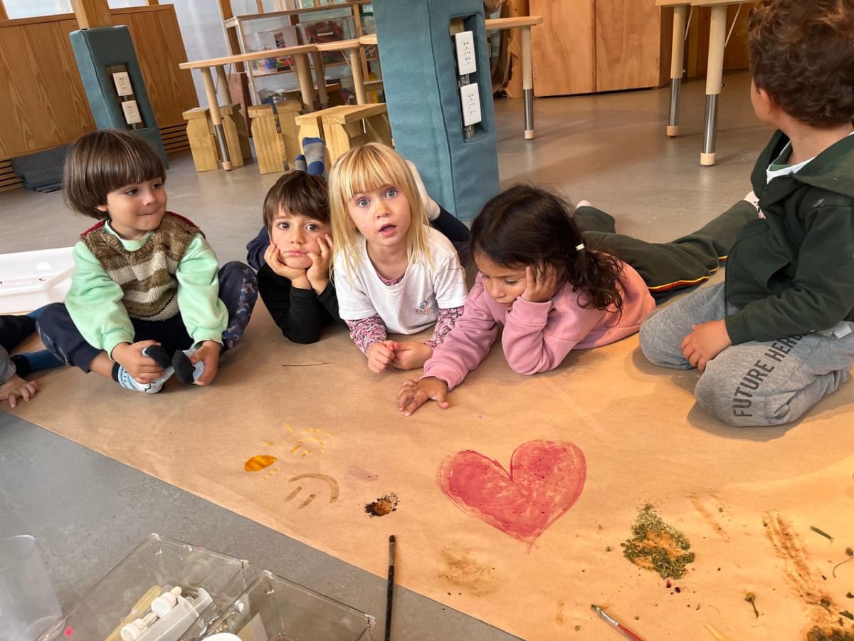 Niños y niñas creando con pigmentos naturales