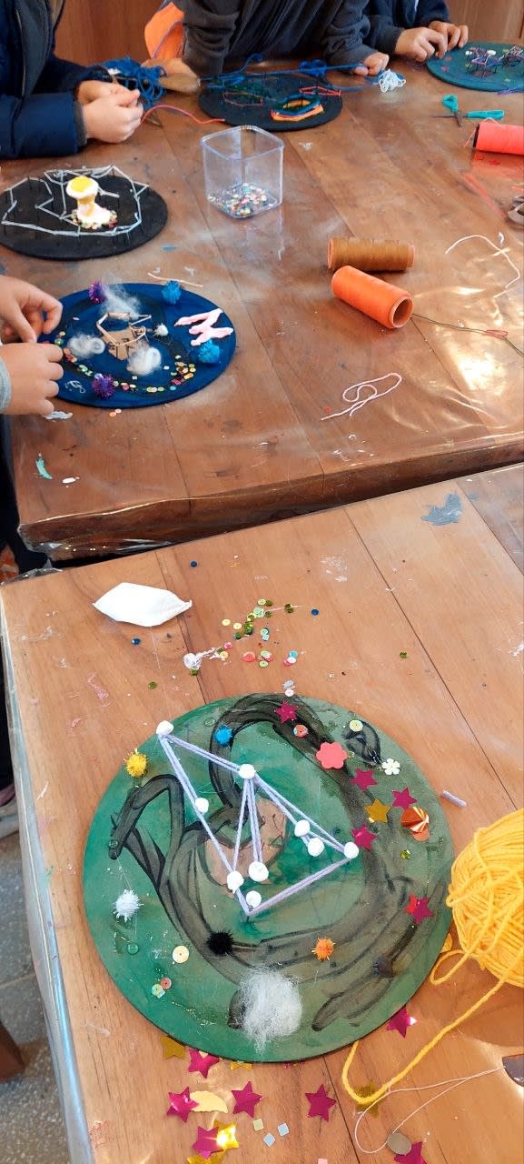 Platos pintados intervenidos con hilos, lanas y brillos