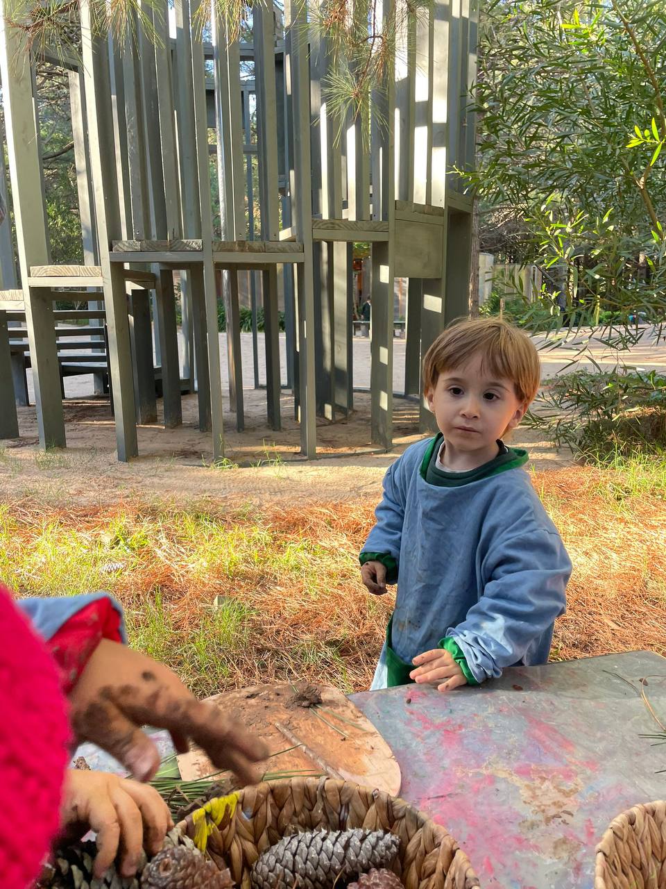 Niños y niñas experimentando con aire y pintura