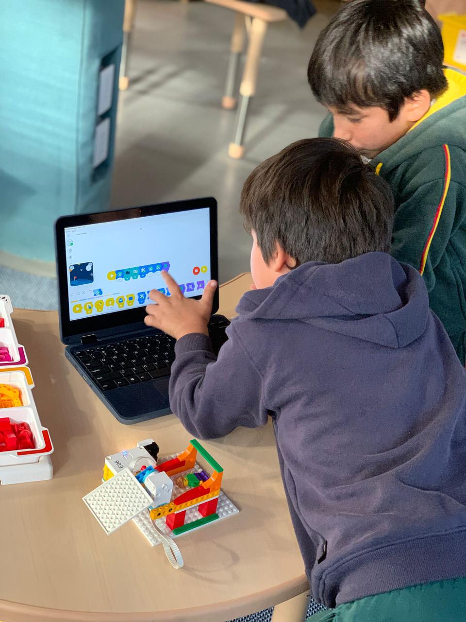 Exploración del sensor de color en Robótica con LEGO