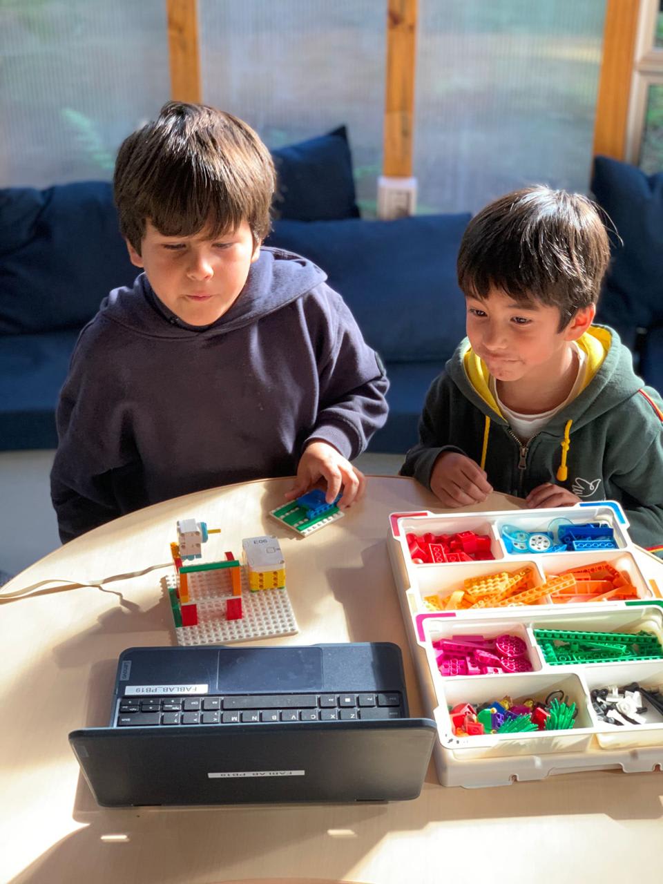 Cierre del trabajo de Robótica con LEGO con la casita en el árbol