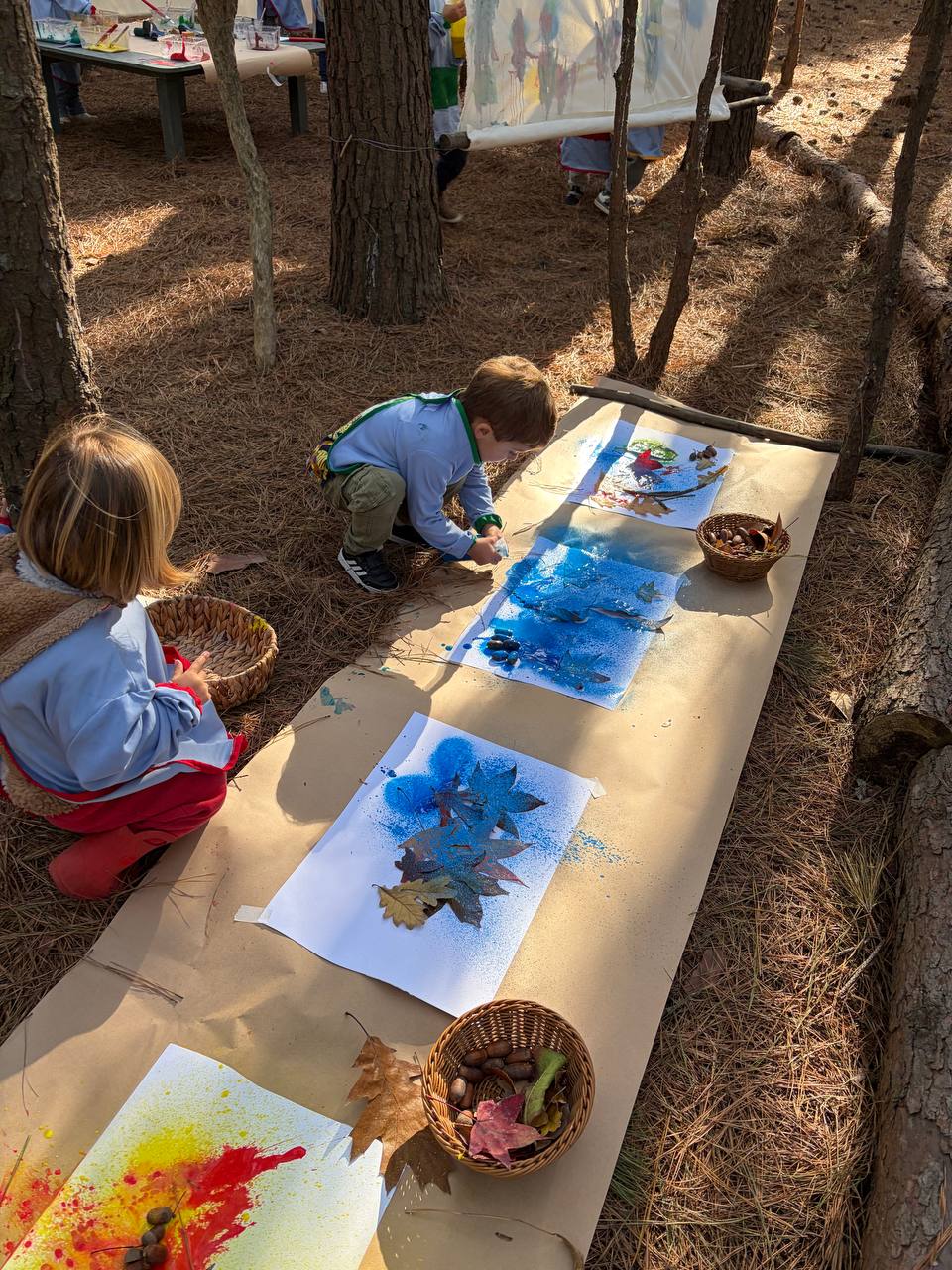 Obras de arte con hojas, ramas y colores desplegadas entre los arboles