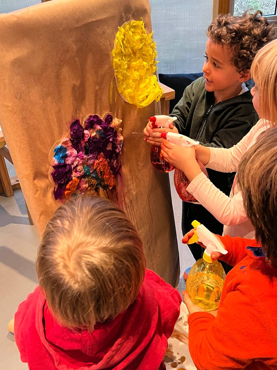 En el taller exploramos cómo nacen los arcoíris 🌈✨. Los chicos jugaron y experimentaron con papel crepé, agua y colores, descubriendo cómo los pigmentos se mezclan y expanden al mojarlos.

Entre sprays, manchas y mucha creatividad, fueron creando cielos, soles y nubes mágicas ☀️☁️ mientras trabajaban la motricidad fina usando sus manos y pinzas. Fue una tarde llena de color, sorpresa y experimentación artística 🎨💦
