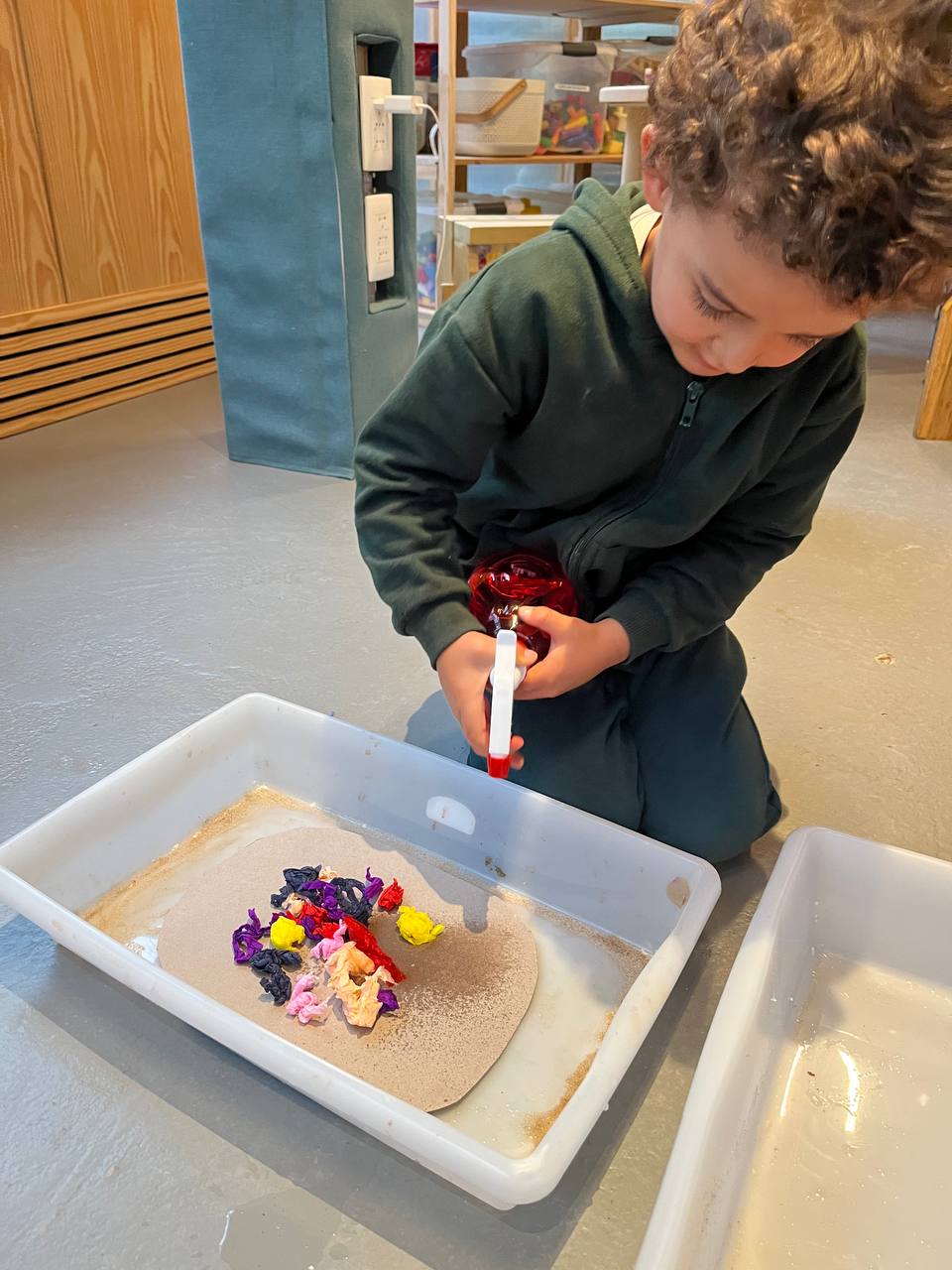 En el taller exploramos cómo nacen los arcoíris 🌈✨. Los chicos jugaron y experimentaron con papel crepé, agua y colores, descubriendo cómo los pigmentos se mezclan y expanden al mojarlos.

Entre sprays, manchas y mucha creatividad, fueron creando cielos, soles y nubes mágicas ☀️☁️ mientras trabajaban la motricidad fina usando sus manos y pinzas. Fue una tarde llena de color, sorpresa y experimentación artística 🎨💦