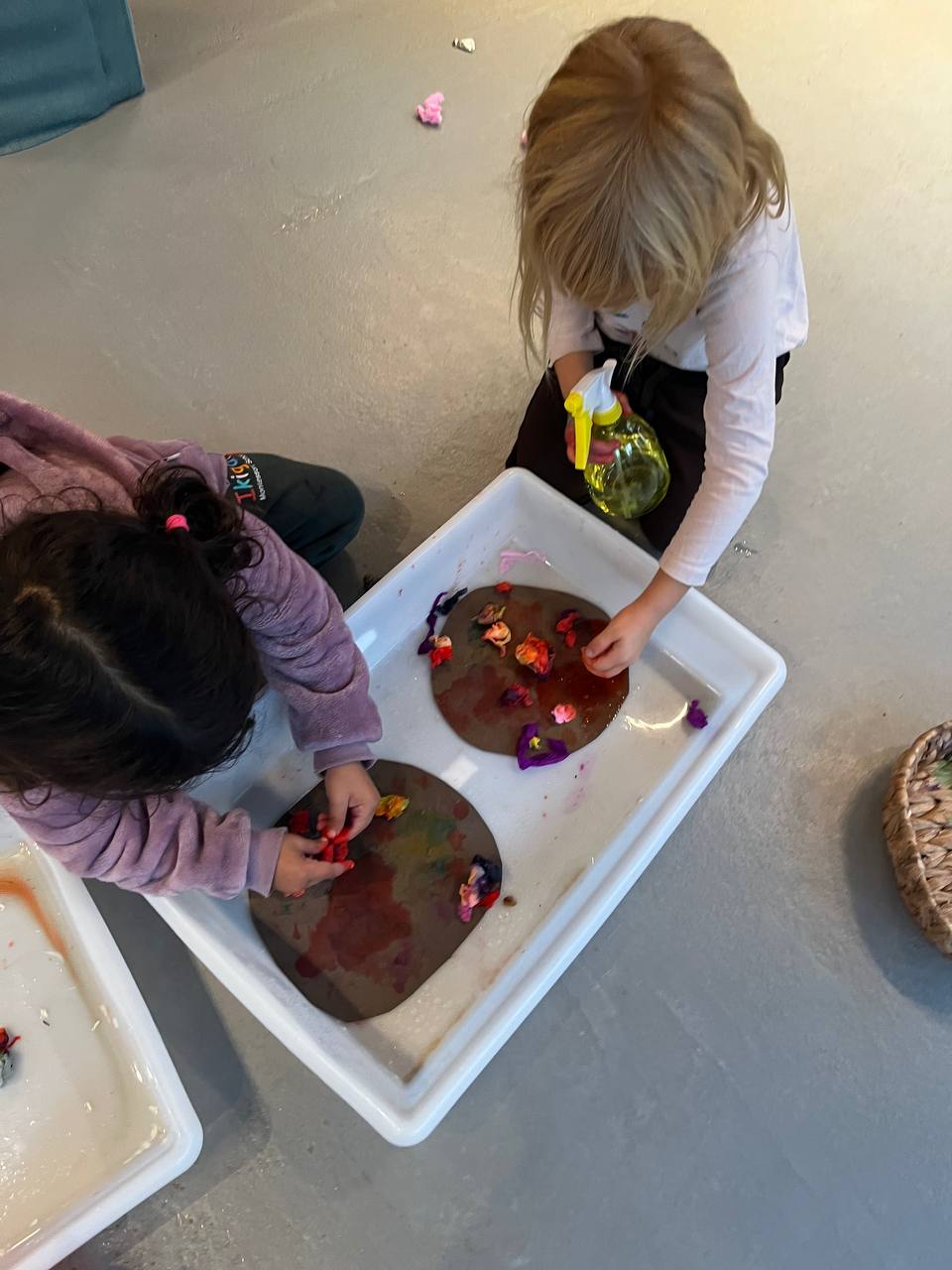 En el taller exploramos cómo nacen los arcoíris 🌈✨. Los chicos jugaron y experimentaron con papel crepé, agua y colores, descubriendo cómo los pigmentos se mezclan y expanden al mojarlos.

Entre sprays, manchas y mucha creatividad, fueron creando cielos, soles y nubes mágicas ☀️☁️ mientras trabajaban la motricidad fina usando sus manos y pinzas. Fue una tarde llena de color, sorpresa y experimentación artística 🎨💦