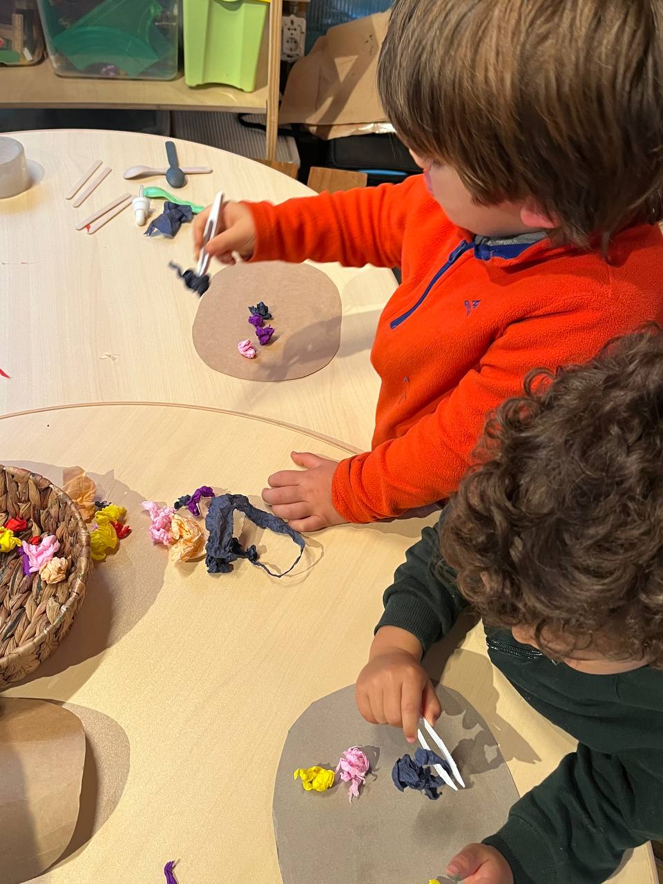En el taller exploramos cómo nacen los arcoíris 🌈✨. Los chicos jugaron y experimentaron con papel crepé, agua y colores, descubriendo cómo los pigmentos se mezclan y expanden al mojarlos.

Entre sprays, manchas y mucha creatividad, fueron creando cielos, soles y nubes mágicas ☀️☁️ mientras trabajaban la motricidad fina usando sus manos y pinzas. Fue una tarde llena de color, sorpresa y experimentación artística 🎨💦