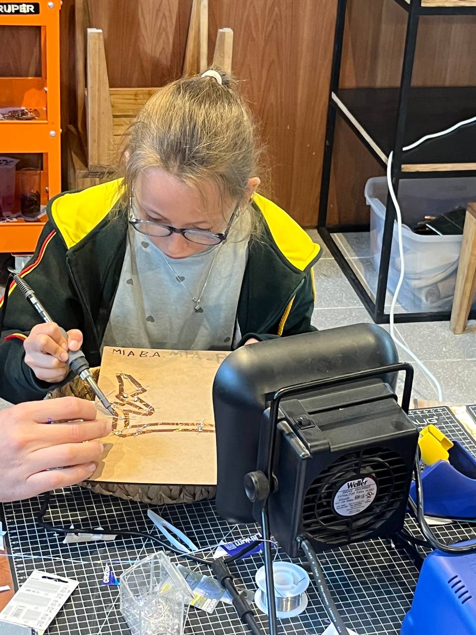 en el taller los chicos continuaron armando sus constelaciones luminosas ✨💡, trabajando con circuitos eléctricos, luces LED y soldadura experimental. Se sorprendían muchísimo al descubrir que, solamente creando ese pequeño circuito, podían lograr que una luz se encendiera y darle vida a sus estrellas 🌌⚡.

Mientras algunos terminaban los circuitos y otros daban color y protección a la madera con Cetol, se vivió una tarde súper linda donde además de crear y experimentar, trabajaron conversando, ayudándose entre todos y compartiendo como un grupo muy compañero y amigo 💫🤝