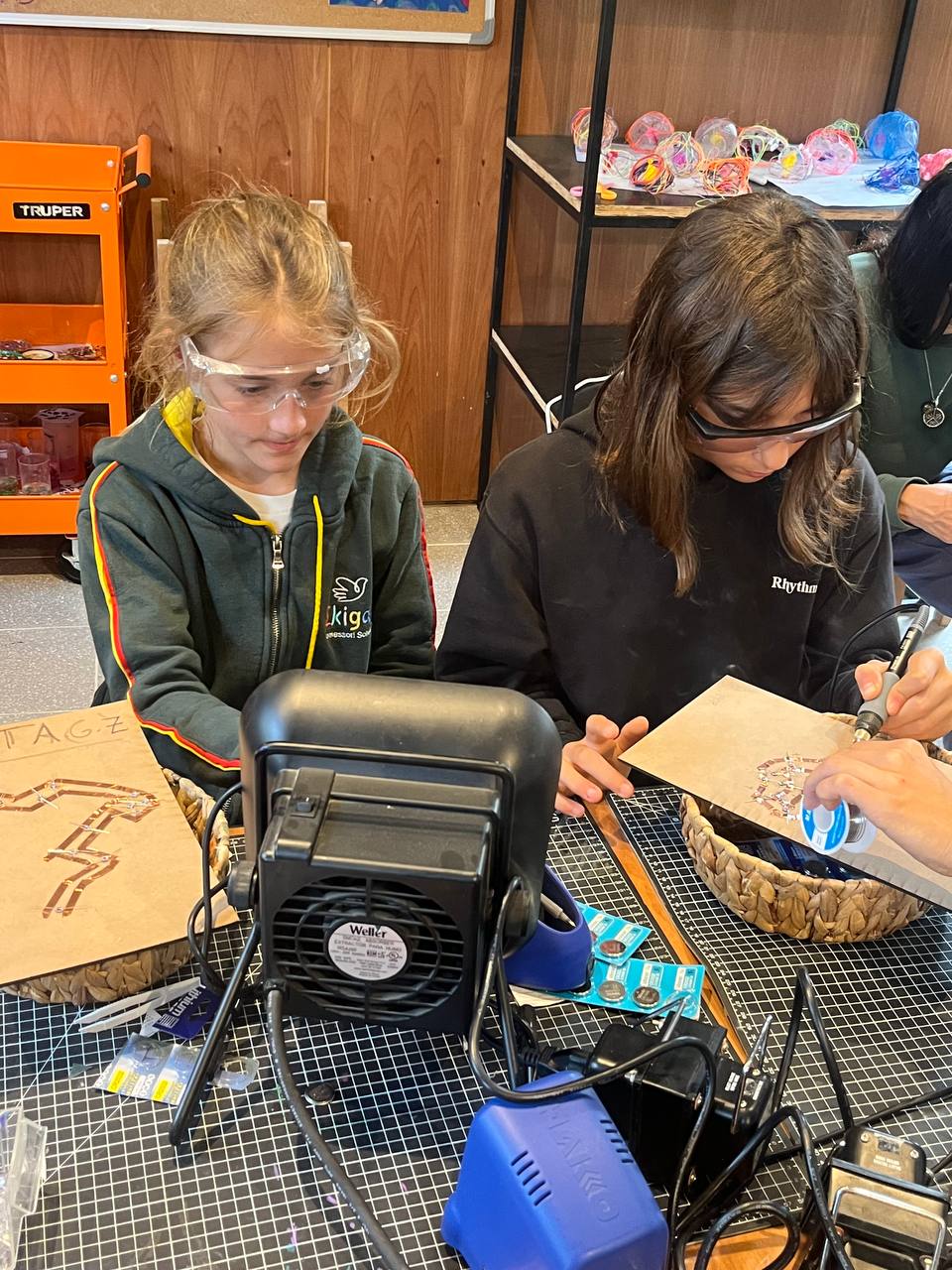en el taller los chicos continuaron armando sus constelaciones luminosas ✨💡, trabajando con circuitos eléctricos, luces LED y soldadura experimental. Se sorprendían muchísimo al descubrir que, solamente creando ese pequeño circuito, podían lograr que una luz se encendiera y darle vida a sus estrellas 🌌⚡.

Mientras algunos terminaban los circuitos y otros daban color y protección a la madera con Cetol, se vivió una tarde súper linda donde además de crear y experimentar, trabajaron conversando, ayudándose entre todos y compartiendo como un grupo muy compañero y amigo 💫🤝