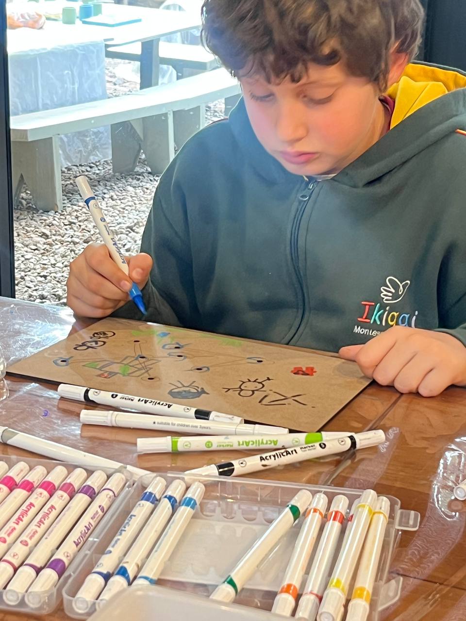 en el taller los chicos continuaron armando sus constelaciones luminosas ✨💡, trabajando con circuitos eléctricos, luces LED y soldadura experimental. Se sorprendían muchísimo al descubrir que, solamente creando ese pequeño circuito, podían lograr que una luz se encendiera y darle vida a sus estrellas 🌌⚡.

Mientras algunos terminaban los circuitos y otros daban color y protección a la madera con Cetol, se vivió una tarde súper linda donde además de crear y experimentar, trabajaron conversando, ayudándose entre todos y compartiendo como un grupo muy compañero y amigo 💫🤝