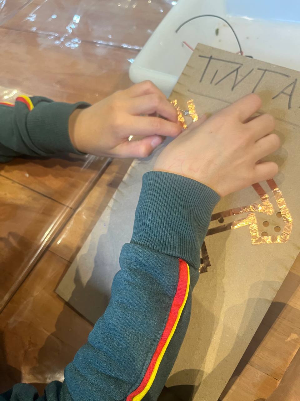 en el taller los chicos continuaron armando sus constelaciones luminosas ✨💡, trabajando con circuitos eléctricos, luces LED y soldadura experimental. Se sorprendían muchísimo al descubrir que, solamente creando ese pequeño circuito, podían lograr que una luz se encendiera y darle vida a sus estrellas 🌌⚡.

Mientras algunos terminaban los circuitos y otros daban color y protección a la madera con Cetol, se vivió una tarde súper linda donde además de crear y experimentar, trabajaron conversando, ayudándose entre todos y compartiendo como un grupo muy compañero y amigo 💫🤝