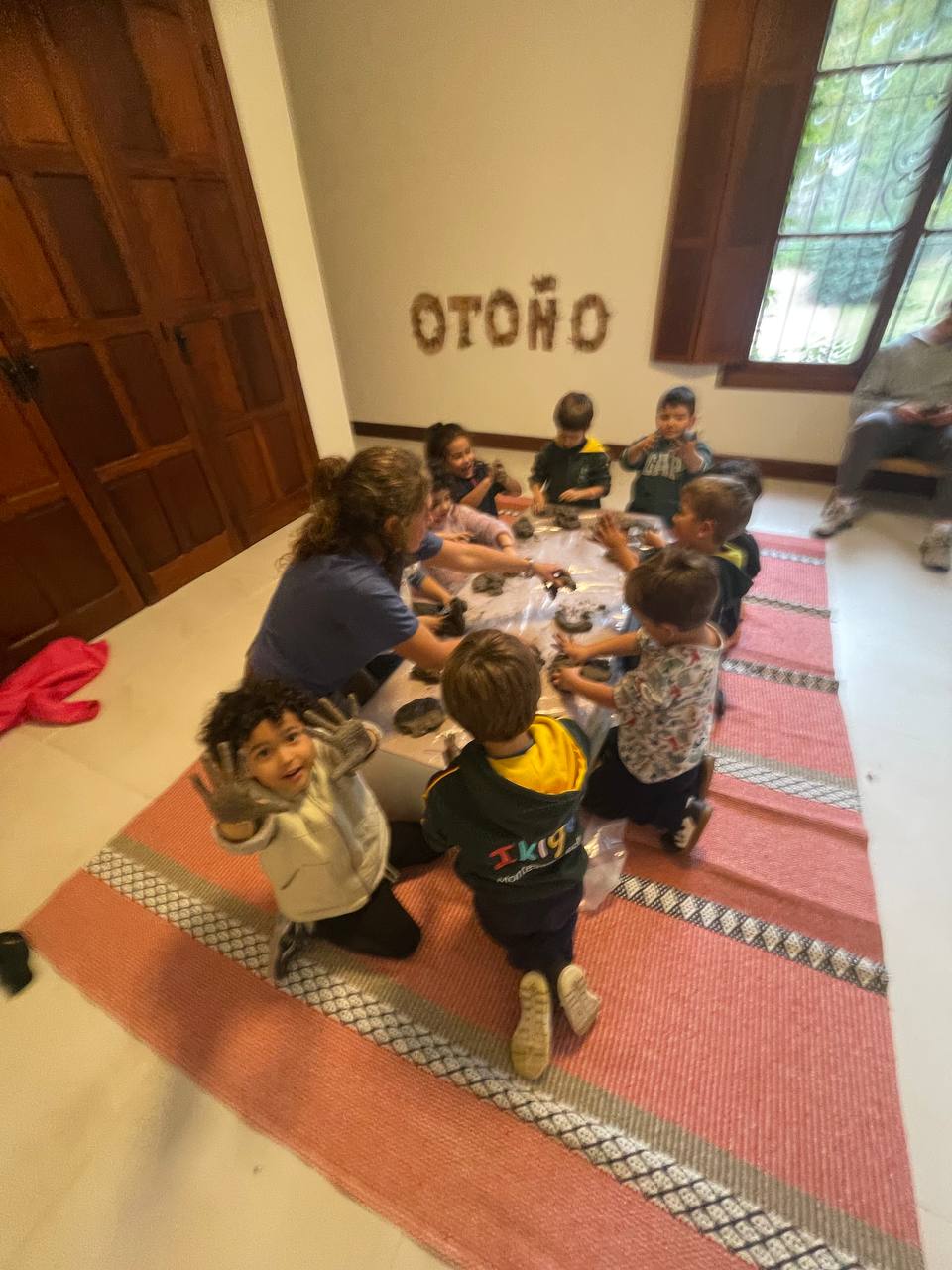 Fotos del encuentro del 3/6: ronda en forma de O, canción de otoño, hojas en movimiento y exploración libre con barro para formar la letra O.