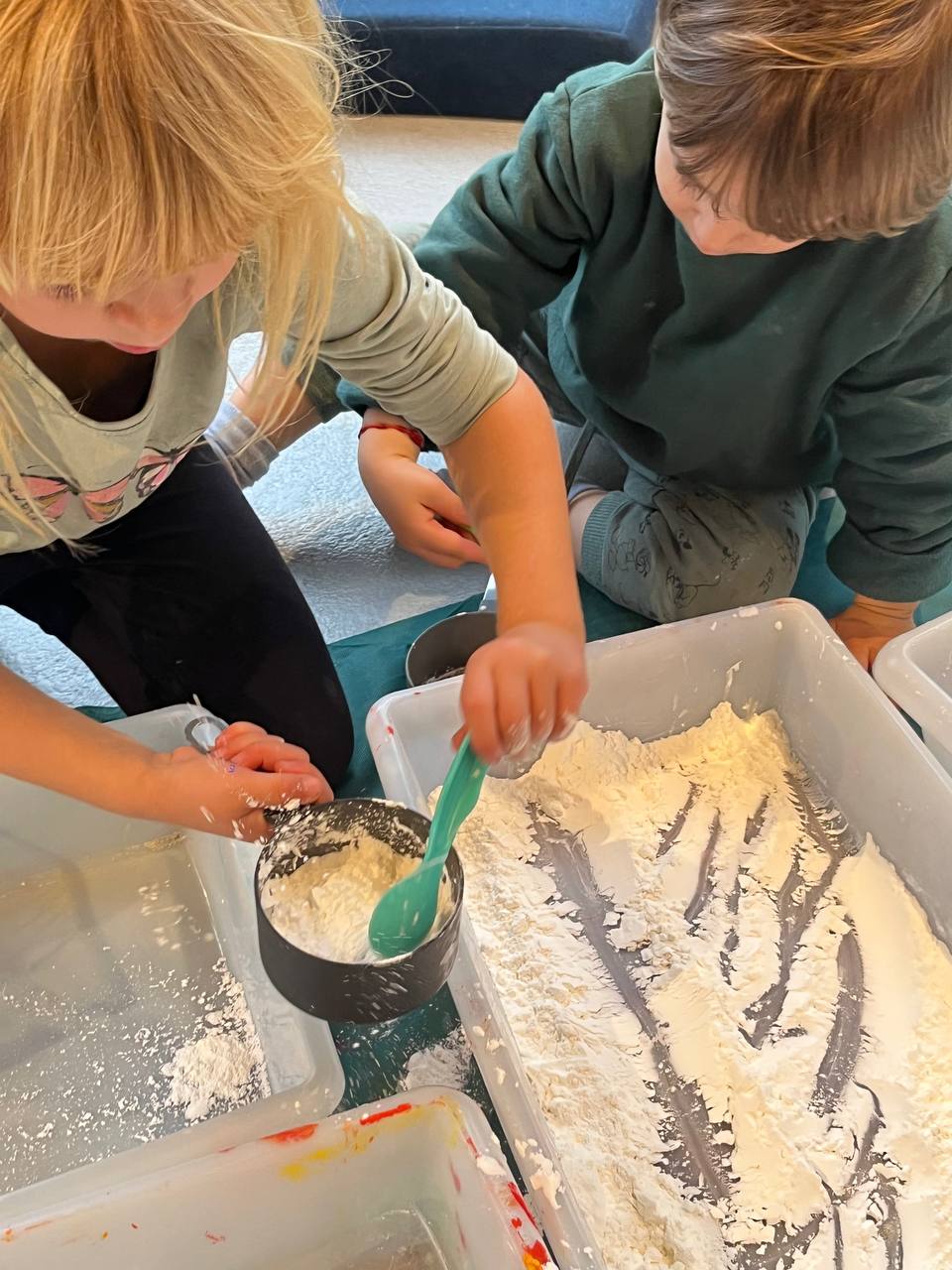 Hoy en el taller los chicos crearon un “cielo misterioso” ☁️✨ usando maicena y agua, y descubrieron un material muy extraño que podía ser duro y blando al mismo