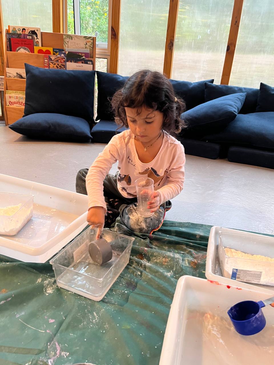 Hoy en el taller los chicos crearon un “cielo misterioso” ☁️✨ usando maicena y agua, y descubrieron un material muy extraño que podía ser duro y blando al mismo