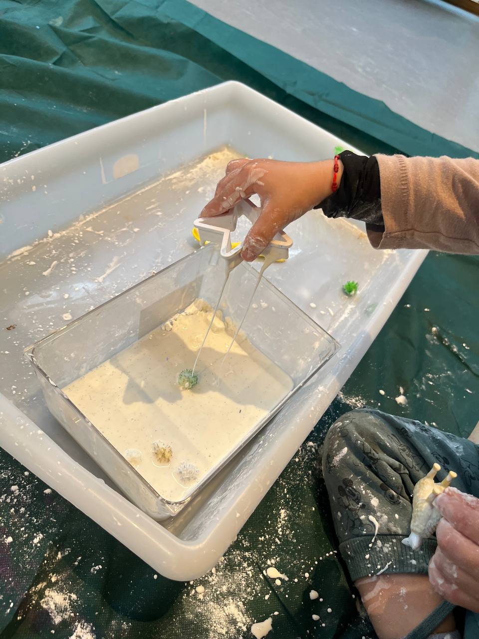 Hoy en el taller los chicos crearon un “cielo misterioso” ☁️✨ usando maicena y agua, y descubrieron un material muy extraño que podía ser duro y blando al mismo