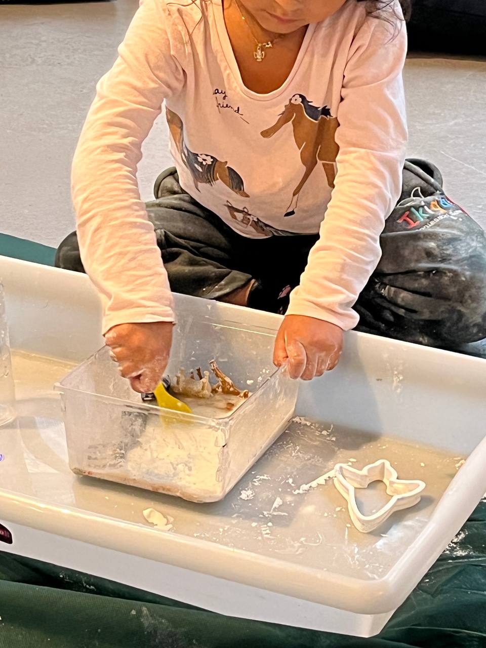 Hoy en el taller los chicos crearon un “cielo misterioso” ☁️✨ usando maicena y agua, y descubrieron un material muy extraño que podía ser duro y blando al mismo