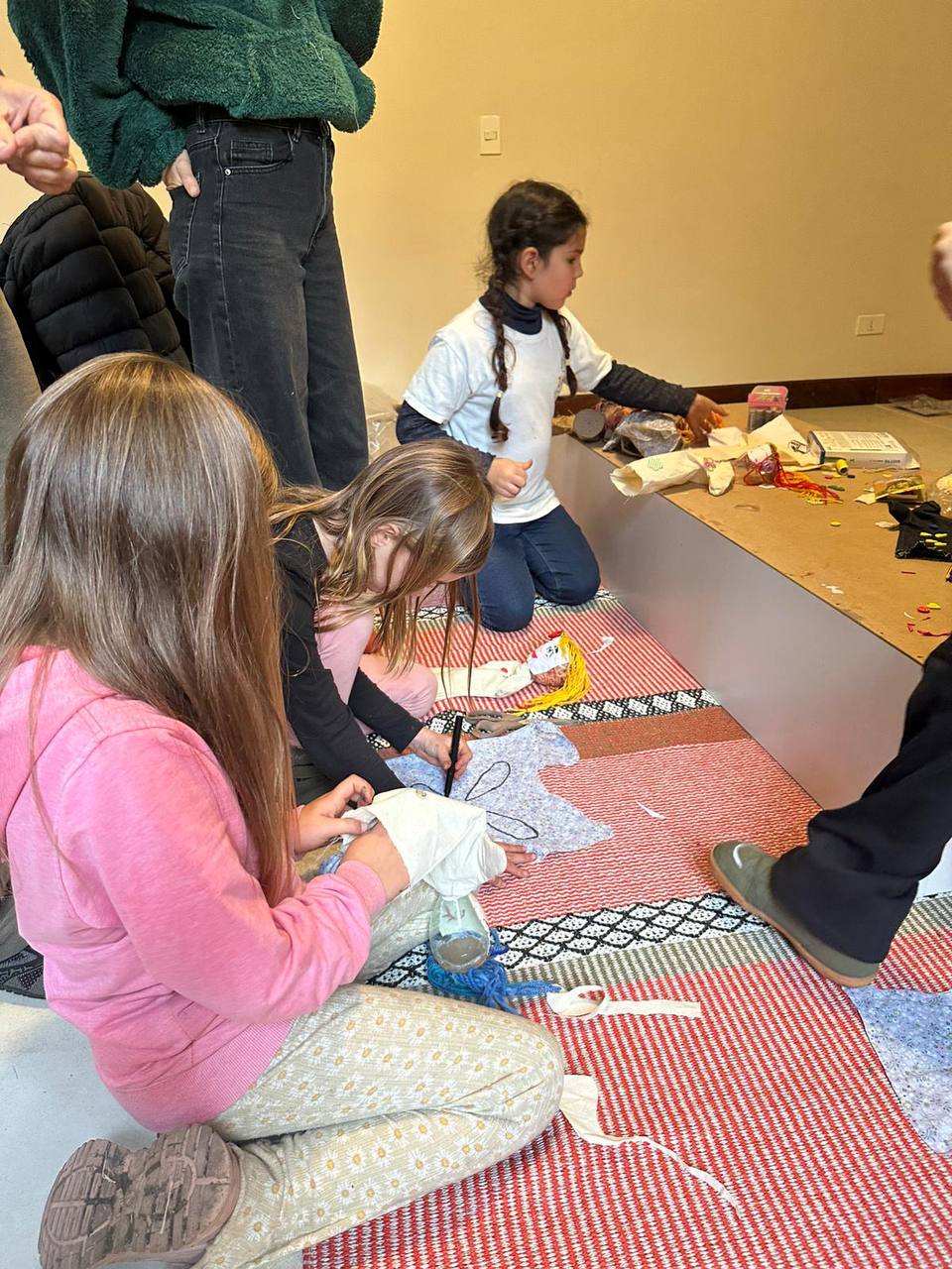 Registro de la sesión 8: confección del cuerpo de tela del títere, costura a máquina y decoración con botones y detalles.
