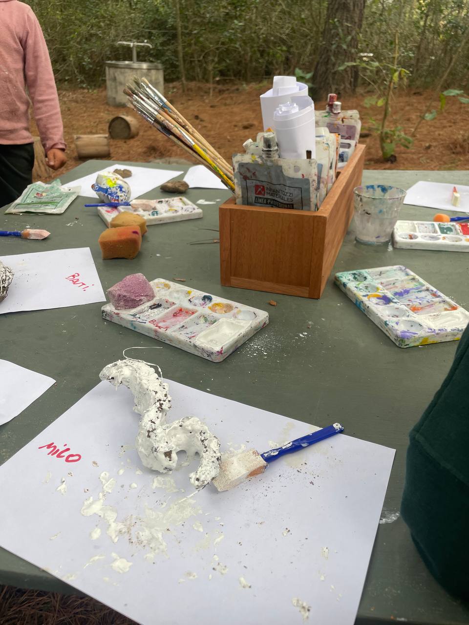 Registro visual del momento guía del jueves 4 de junio: continuidad de la creación de planetas con barro, pintura de base y conversación sobre las formas elegid