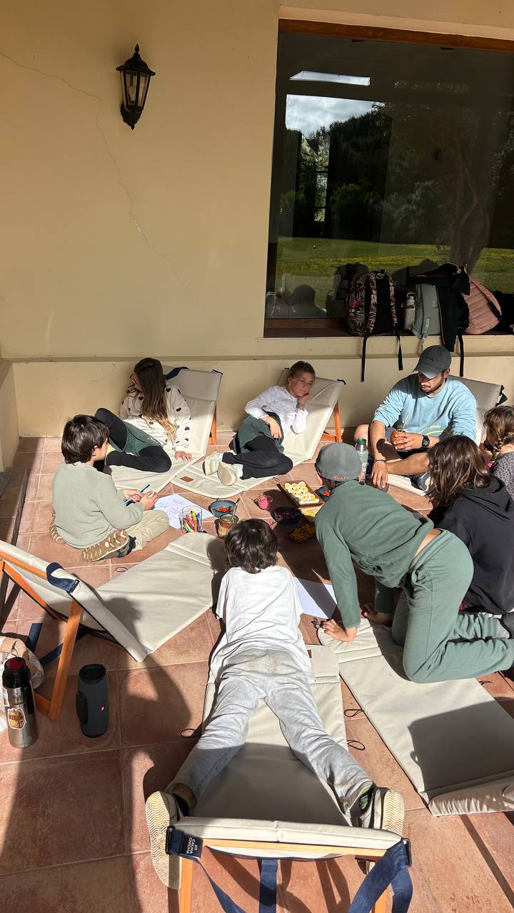 Actividad de preguntas y respuestas en formato de juego para promover escucha, comunicación, empatía y conciencia del otro en el grupo.