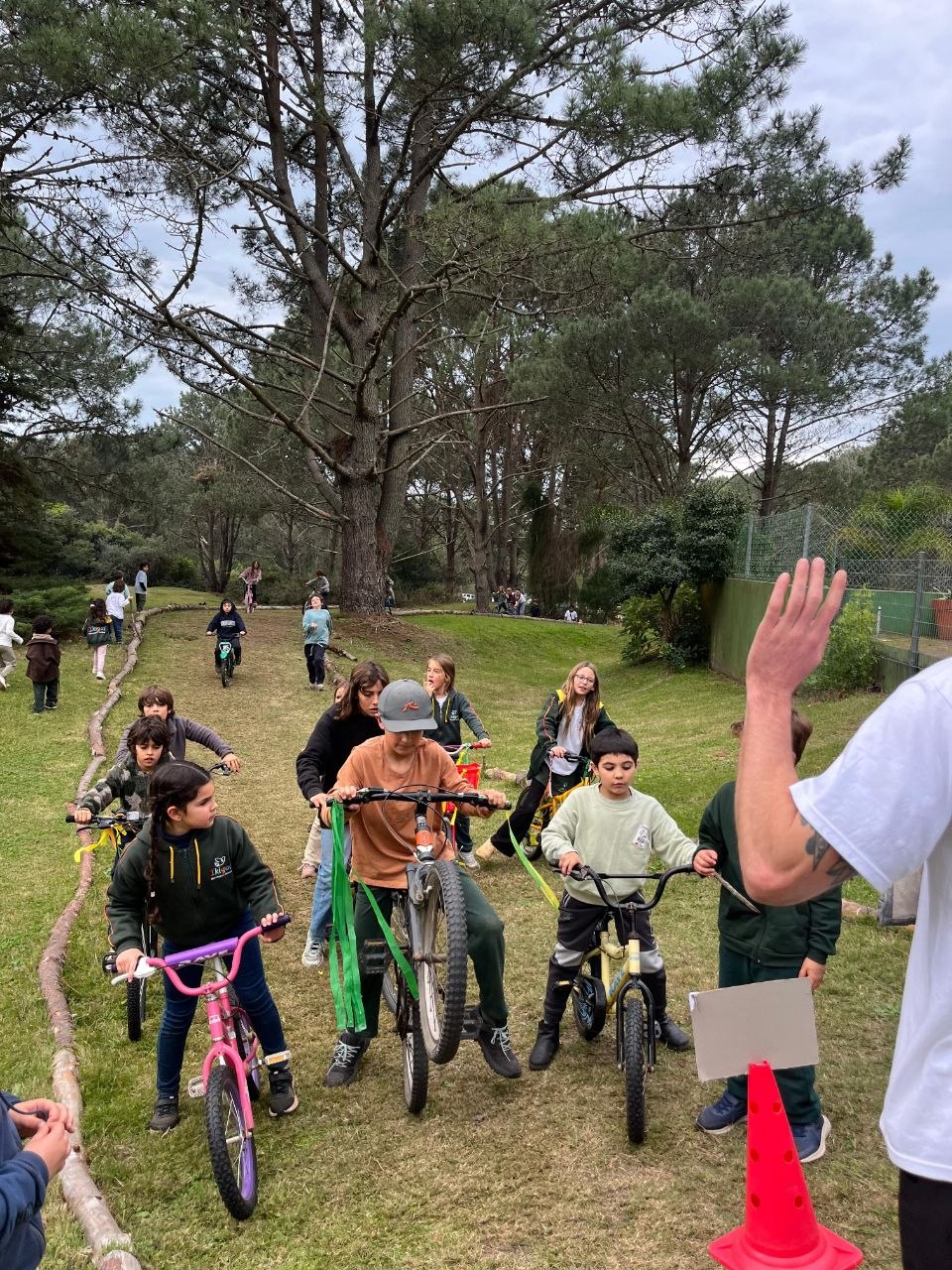Selección de 8 fotos del encuentro del Día de la Bicicleta: ronda de preparación, recorrido, señalización, circulación en bicicleta, indicaciones de seguridad v
