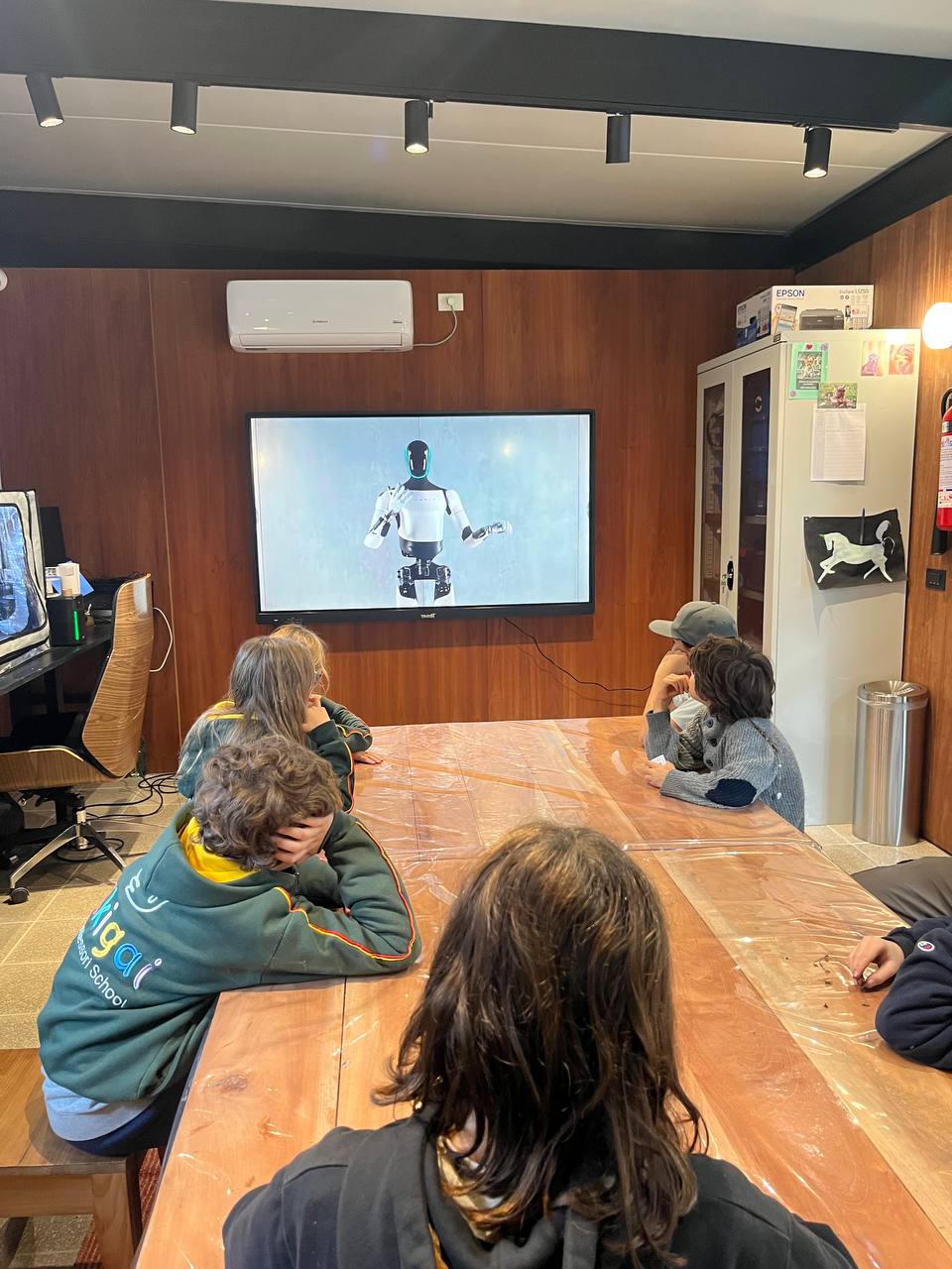 En el taller nos fuimos de viaje a Marte 🚀🔴. Los chicos investigaron cómo es el planeta y qué es una estación espacial, pensando para qué sirve y qué cosas se