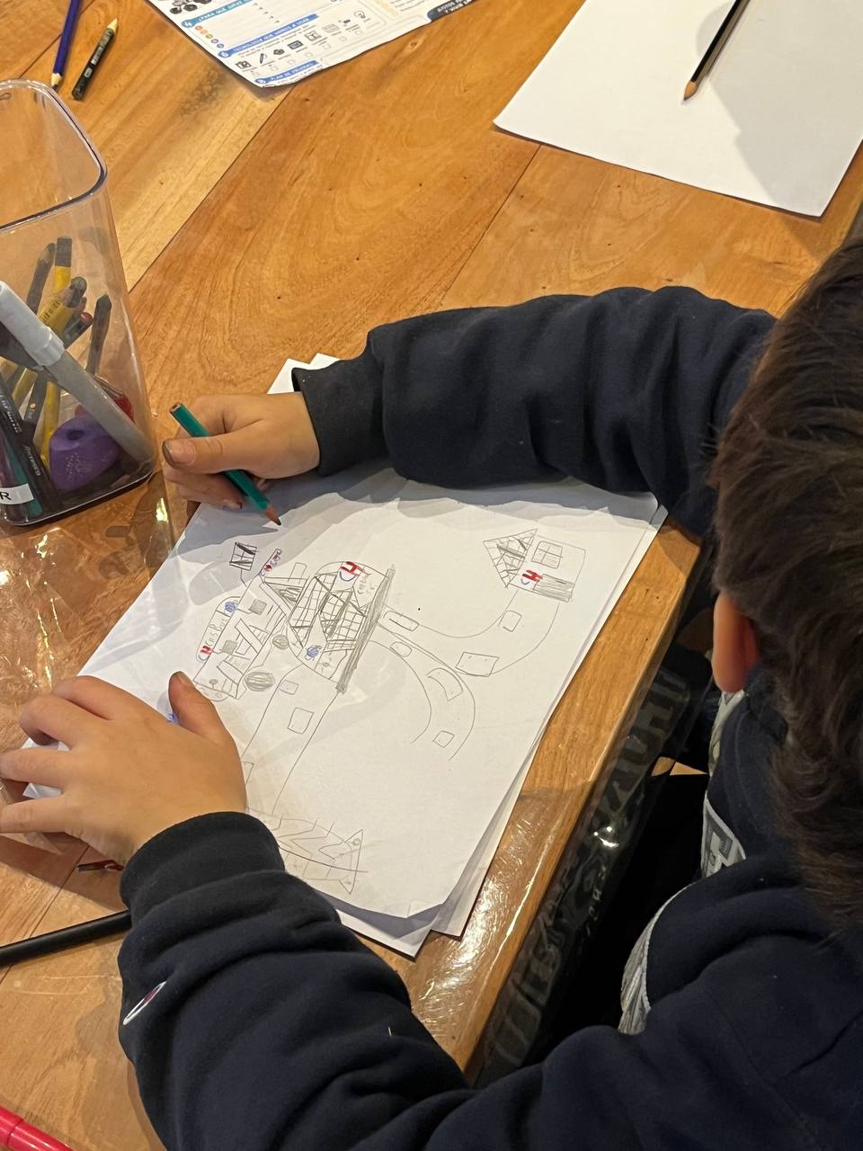 En el taller nos fuimos de viaje a Marte 🚀🔴. Los chicos investigaron cómo es el planeta y qué es una estación espacial, pensando para qué sirve y qué cosas se