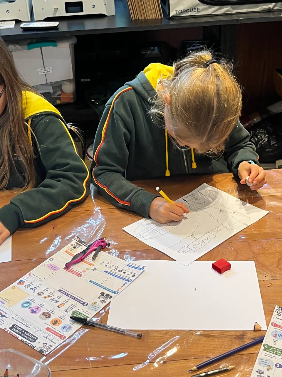 En el taller nos fuimos de viaje a Marte 🚀🔴. Los chicos investigaron cómo es el planeta y qué es una estación espacial, pensando para qué sirve y qué cosas se