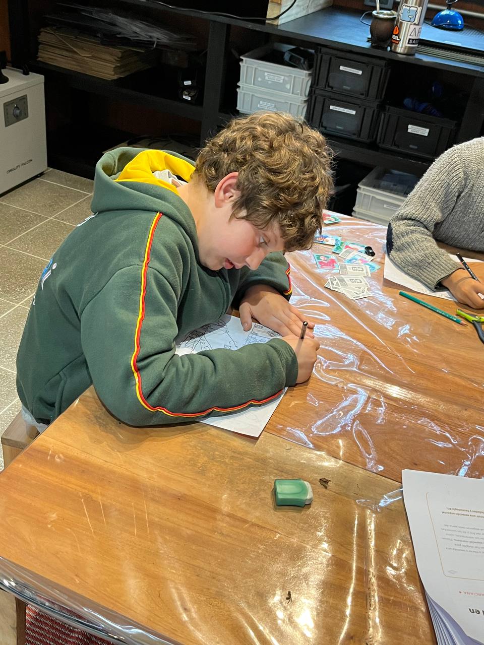 En el taller nos fuimos de viaje a Marte 🚀🔴. Los chicos investigaron cómo es el planeta y qué es una estación espacial, pensando para qué sirve y qué cosas se