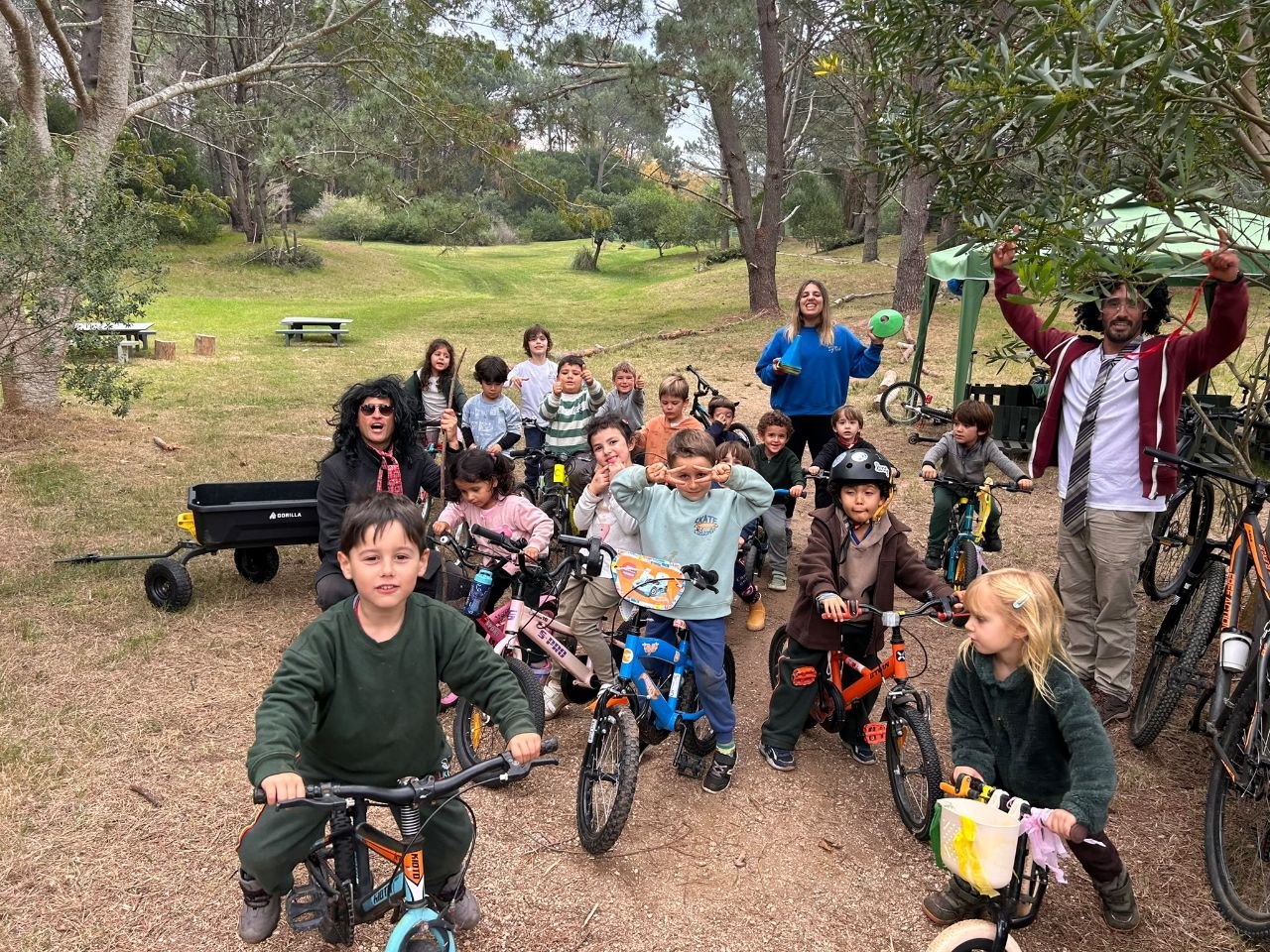 Niños y niñas participando en un circuito de bicicletas y señales de tránsito