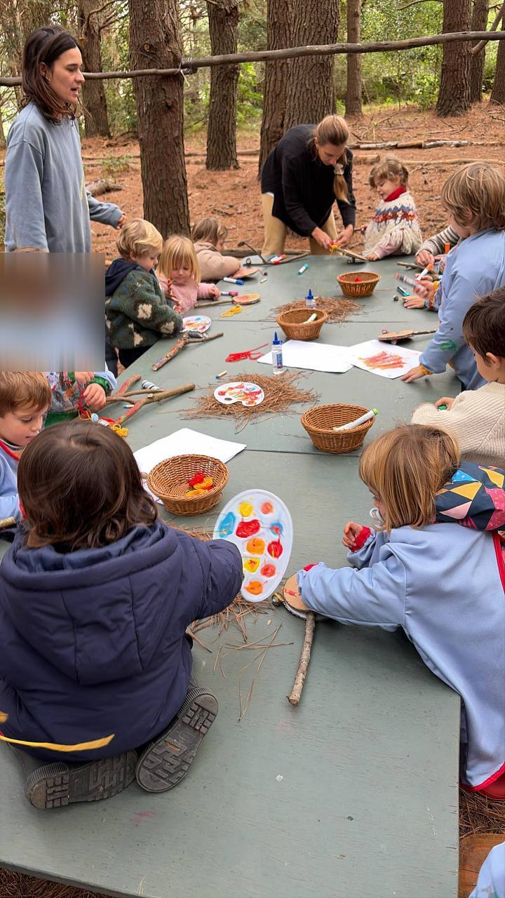 Mesa de creación de instrumentos naturales en el bosque