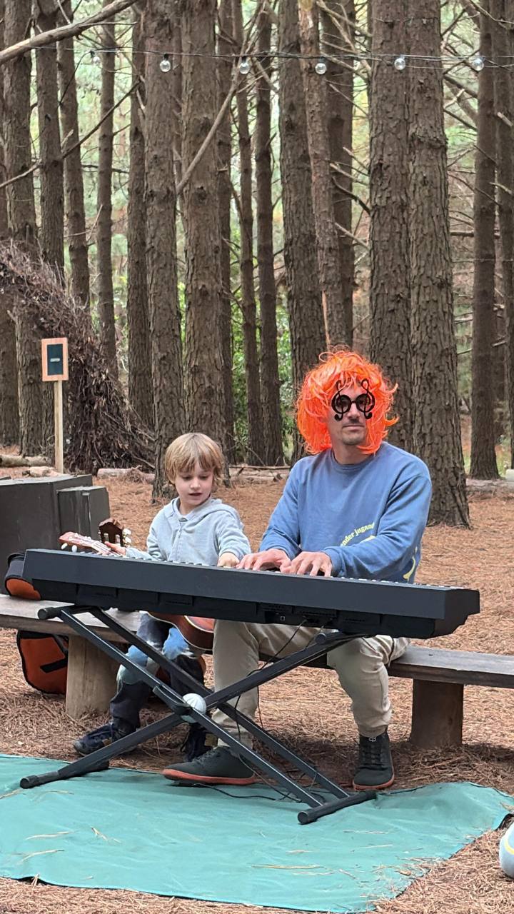 Momento musical con teclado en el bosque