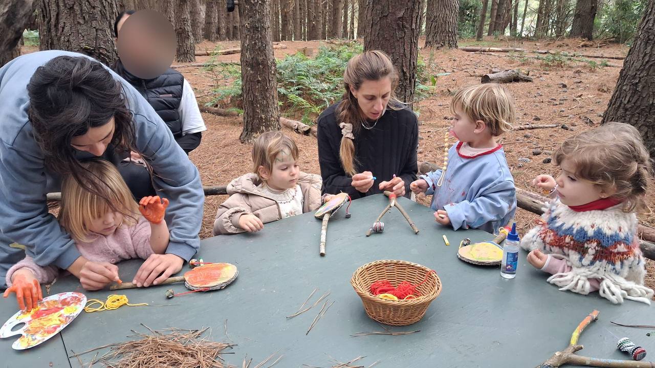 Mesa de creación de instrumentos con niños, niñas y adultas
