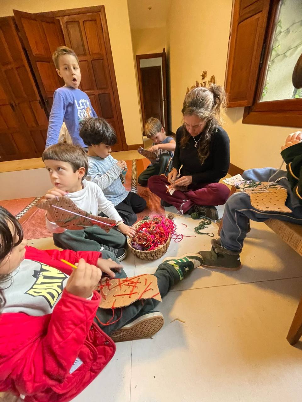 Los niños realizaron un trabajo de costura sobre siluetas de cartón con forma de hojas, pasando lanas de distintos colores por perforaciones y combinando trazos, texturas y colores.