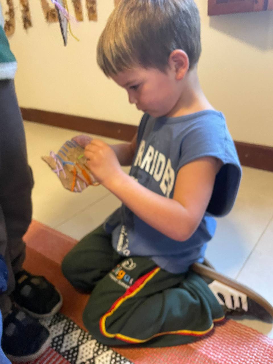 Los niños realizaron un trabajo de costura sobre siluetas de cartón con forma de hojas, pasando lanas de distintos colores por perforaciones y combinando trazos, texturas y colores.