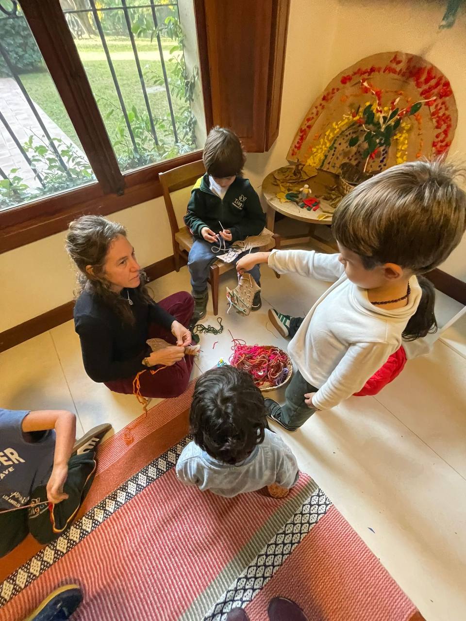 Los niños realizaron un trabajo de costura sobre siluetas de cartón con forma de hojas, pasando lanas de distintos colores por perforaciones y combinando trazos, texturas y colores.