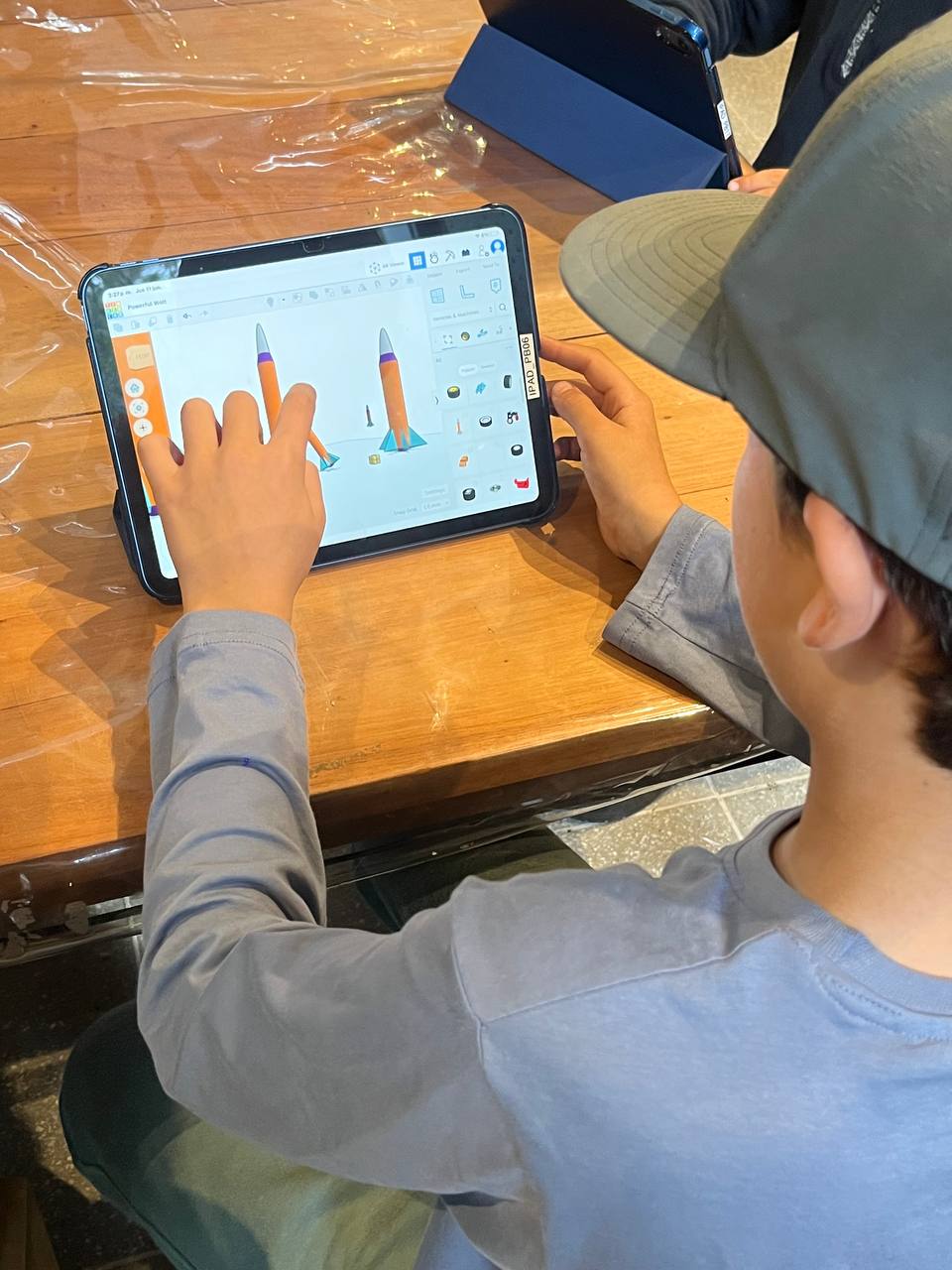 Hoy en el taller los chicos dieron un paso más en su misión a Marte 🚀🪐. Retomaron los diseños de sus estaciones espaciales y comenzaron a transformarlos en modelos 3D usando Tinkercad.

Lo más lindo fue ver cómo cada estación espacial refleja los gustos, intereses e ideas de quien la diseñó. Cada diseño es único y cuenta mucho sobre la personalidad y la imaginación de cada uno ✨.

Además, aunque recién están aprendiendo a usar Tinkercad, lograron crear un montón de estructuras y detalles en muy poco tiempo, explorando y ayudándose en equipo. Fue una tarde de diseño, tecnología y creatividad, donde sus ideas comenzaron a tomar forma en 3D para seguir desarrollándose en las próximas clases 🖥️🚀
