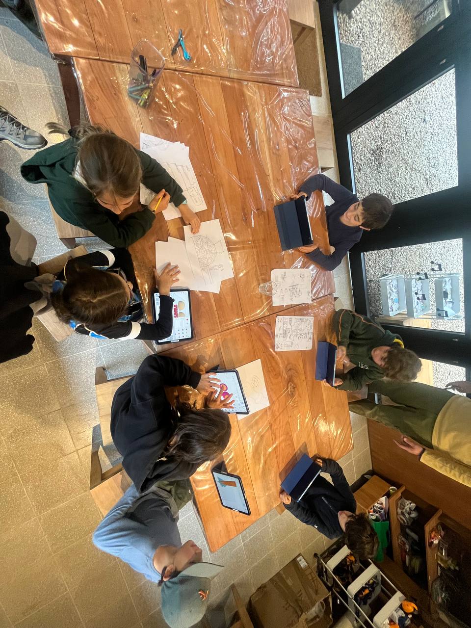 Hoy en el taller los chicos dieron un paso más en su misión a Marte 🚀🪐. Retomaron los diseños de sus estaciones espaciales y comenzaron a transformarlos en modelos 3D usando Tinkercad.

Lo más lindo fue ver cómo cada estación espacial refleja los gustos, intereses e ideas de quien la diseñó. Cada diseño es único y cuenta mucho sobre la personalidad y la imaginación de cada uno ✨.

Además, aunque recién están aprendiendo a usar Tinkercad, lograron crear un montón de estructuras y detalles en muy poco tiempo, explorando y ayudándose en equipo. Fue una tarde de diseño, tecnología y creatividad, donde sus ideas comenzaron a tomar forma en 3D para seguir desarrollándose en las próximas clases 🖥️🚀