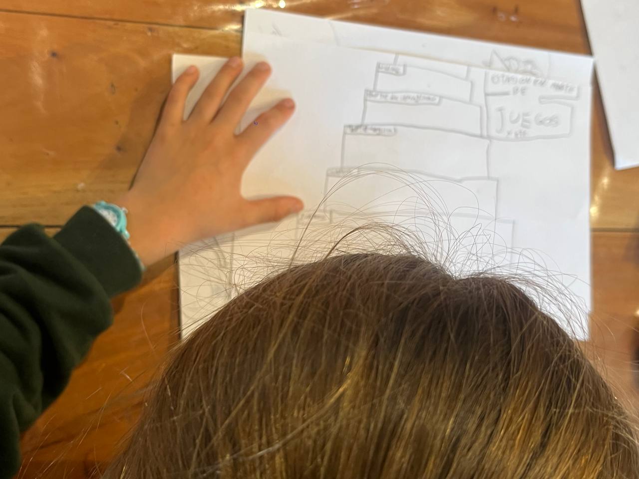 Hoy en el taller los chicos dieron un paso más en su misión a Marte 🚀🪐. Retomaron los diseños de sus estaciones espaciales y comenzaron a transformarlos en modelos 3D usando Tinkercad.

Lo más lindo fue ver cómo cada estación espacial refleja los gustos, intereses e ideas de quien la diseñó. Cada diseño es único y cuenta mucho sobre la personalidad y la imaginación de cada uno ✨.

Además, aunque recién están aprendiendo a usar Tinkercad, lograron crear un montón de estructuras y detalles en muy poco tiempo, explorando y ayudándose en equipo. Fue una tarde de diseño, tecnología y creatividad, donde sus ideas comenzaron a tomar forma en 3D para seguir desarrollándose en las próximas clases 🖥️🚀