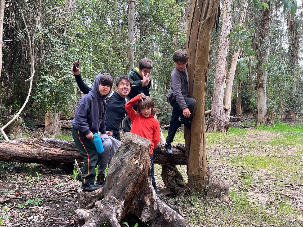 Grupo de exploradores durante el recorrido por el bosque