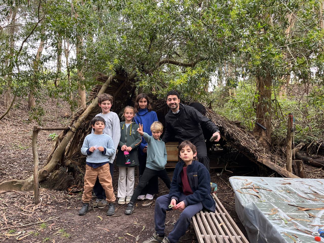 Niños y niñas junto a un refugio natural durante las misiones del camino
