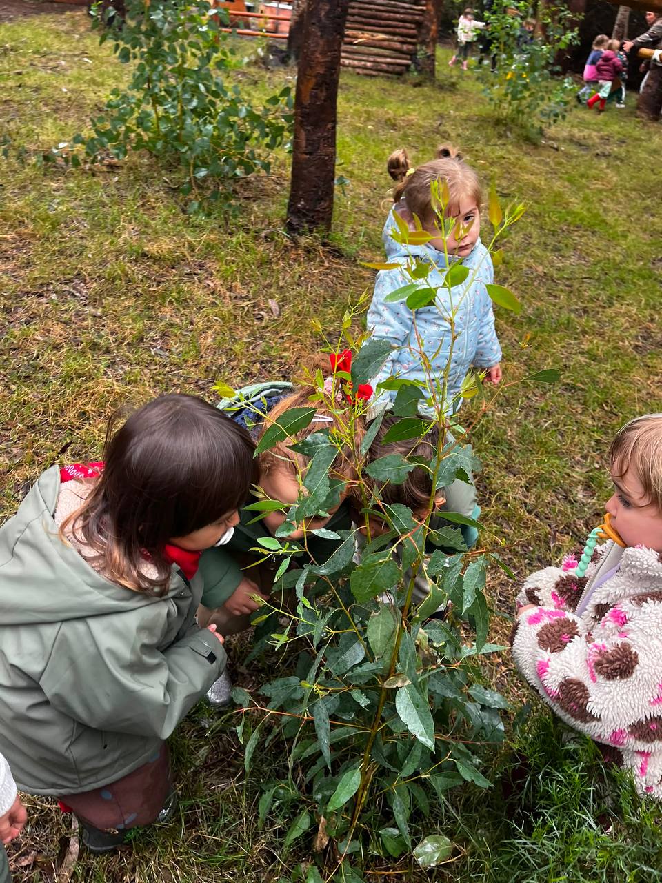Niños creando juntos durante el cierre