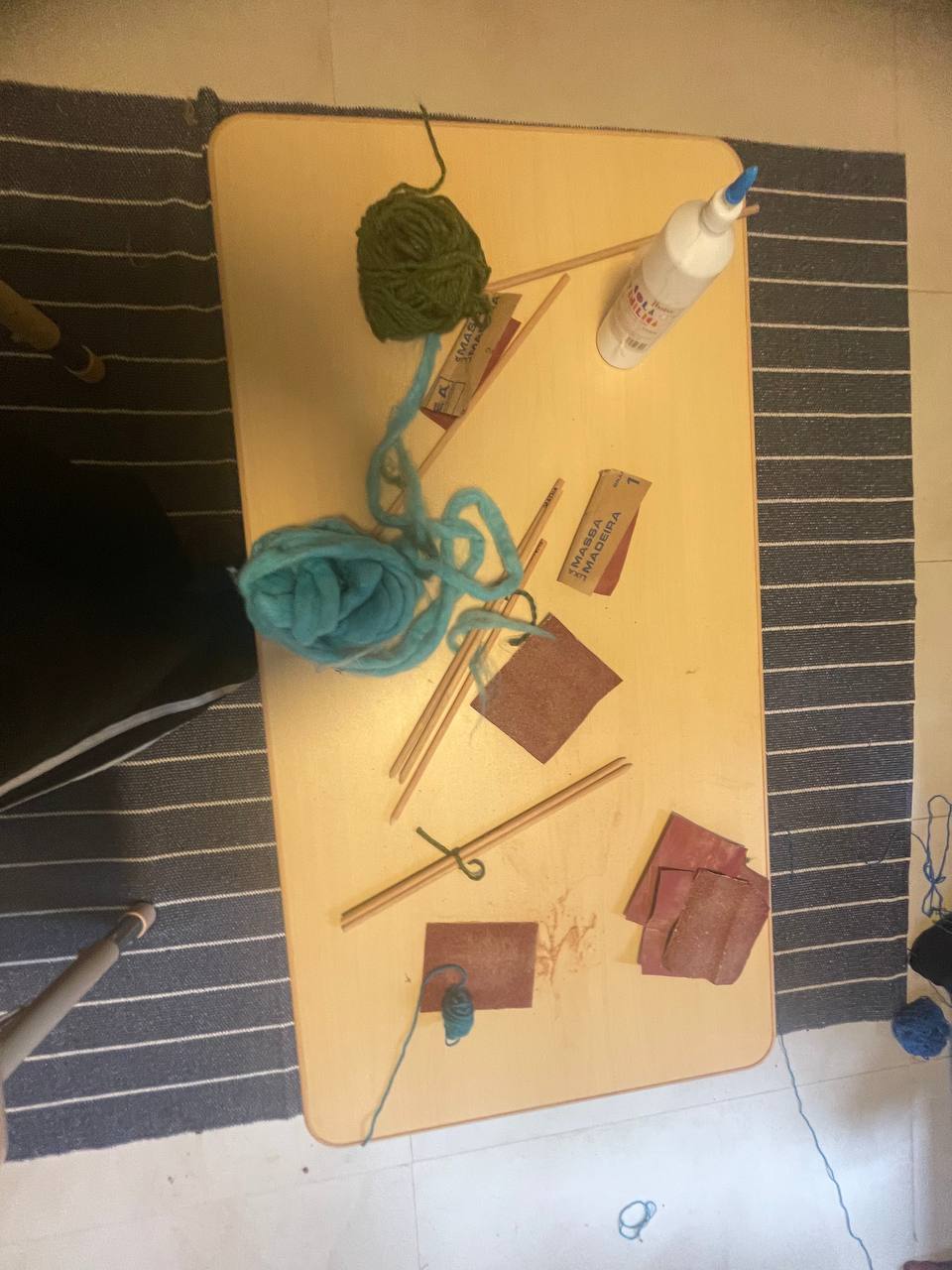 Agujas de madera terminadas y lijadas; aprendizaje de montaje de puntos.
