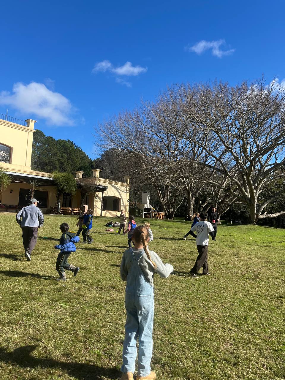 Fotos del encuentro: juegos corporales, propuestas con pelota y cierre con red de lana.