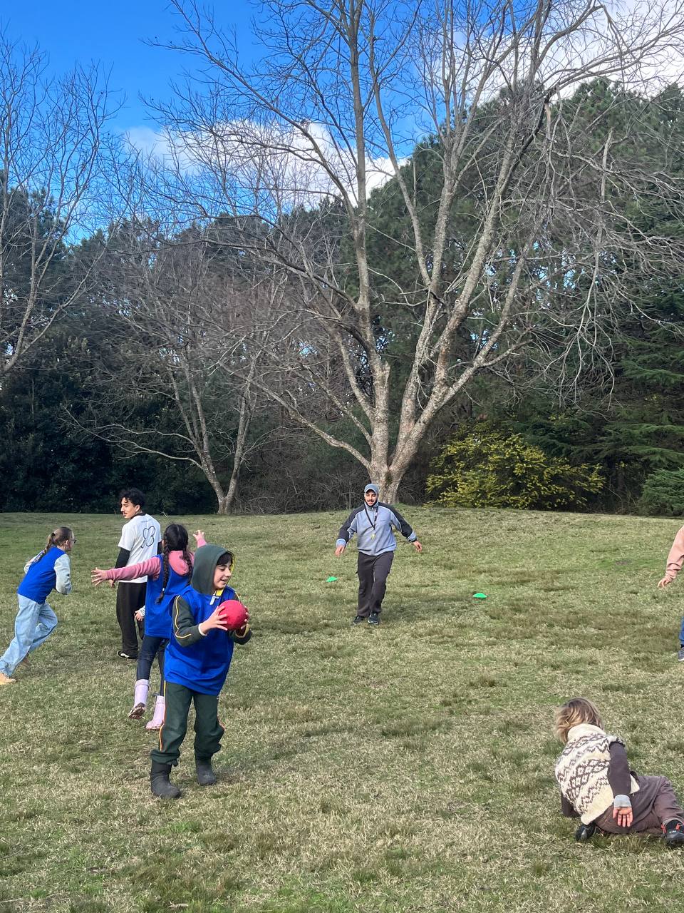 Fotos del encuentro: juegos corporales, propuestas con pelota y cierre con red de lana.