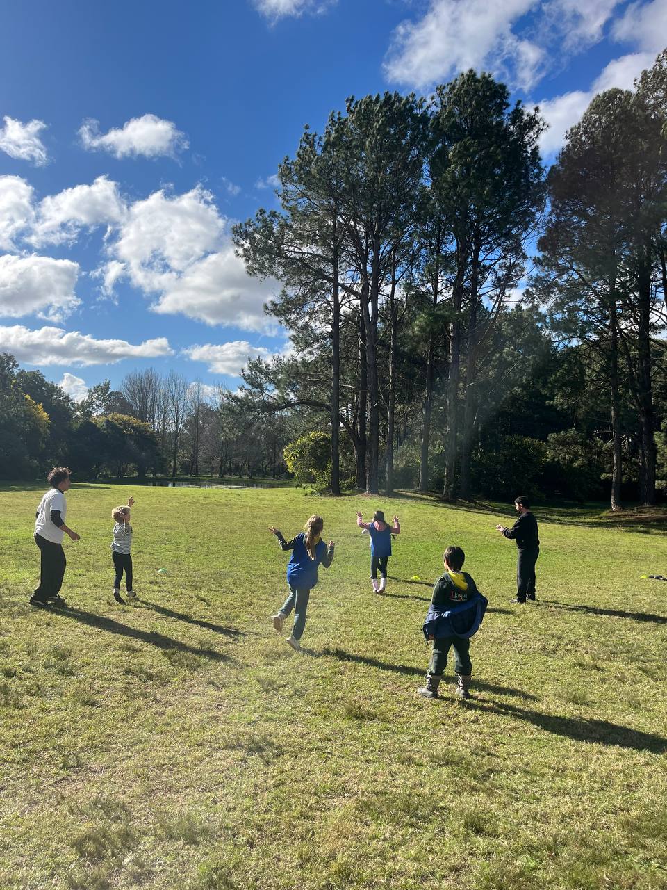 Fotos del encuentro: juegos corporales, propuestas con pelota y cierre con red de lana.