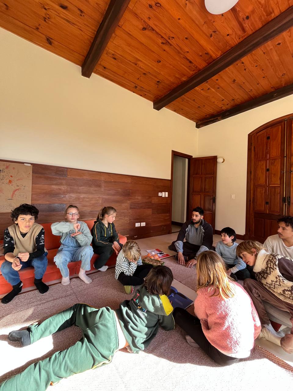 Fotos del encuentro: juegos corporales, propuestas con pelota y cierre con red de lana.