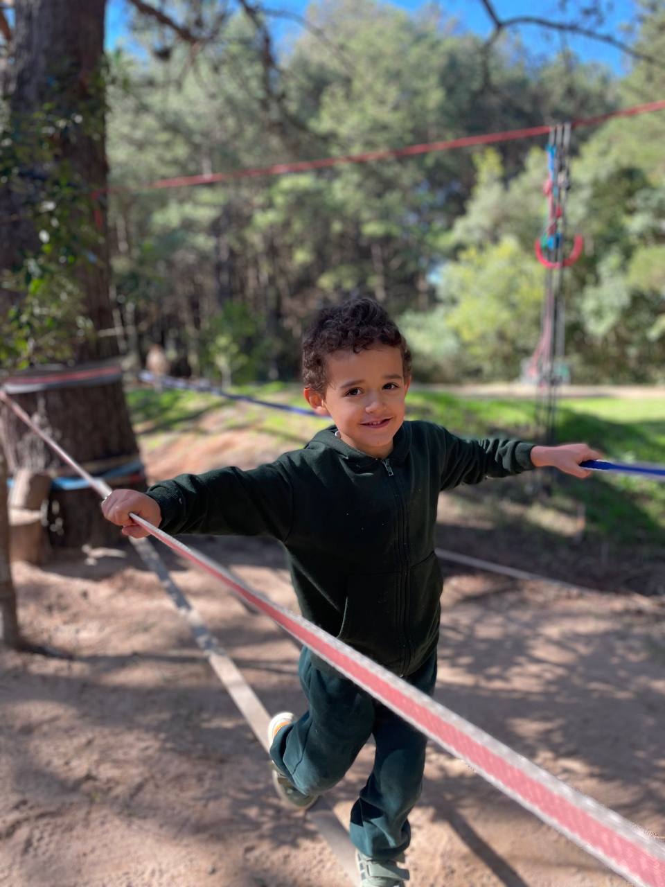 Exploración al aire libre, observación y recolección de elementos naturales, producción plástica con hojas y momentos de juego y movimiento.