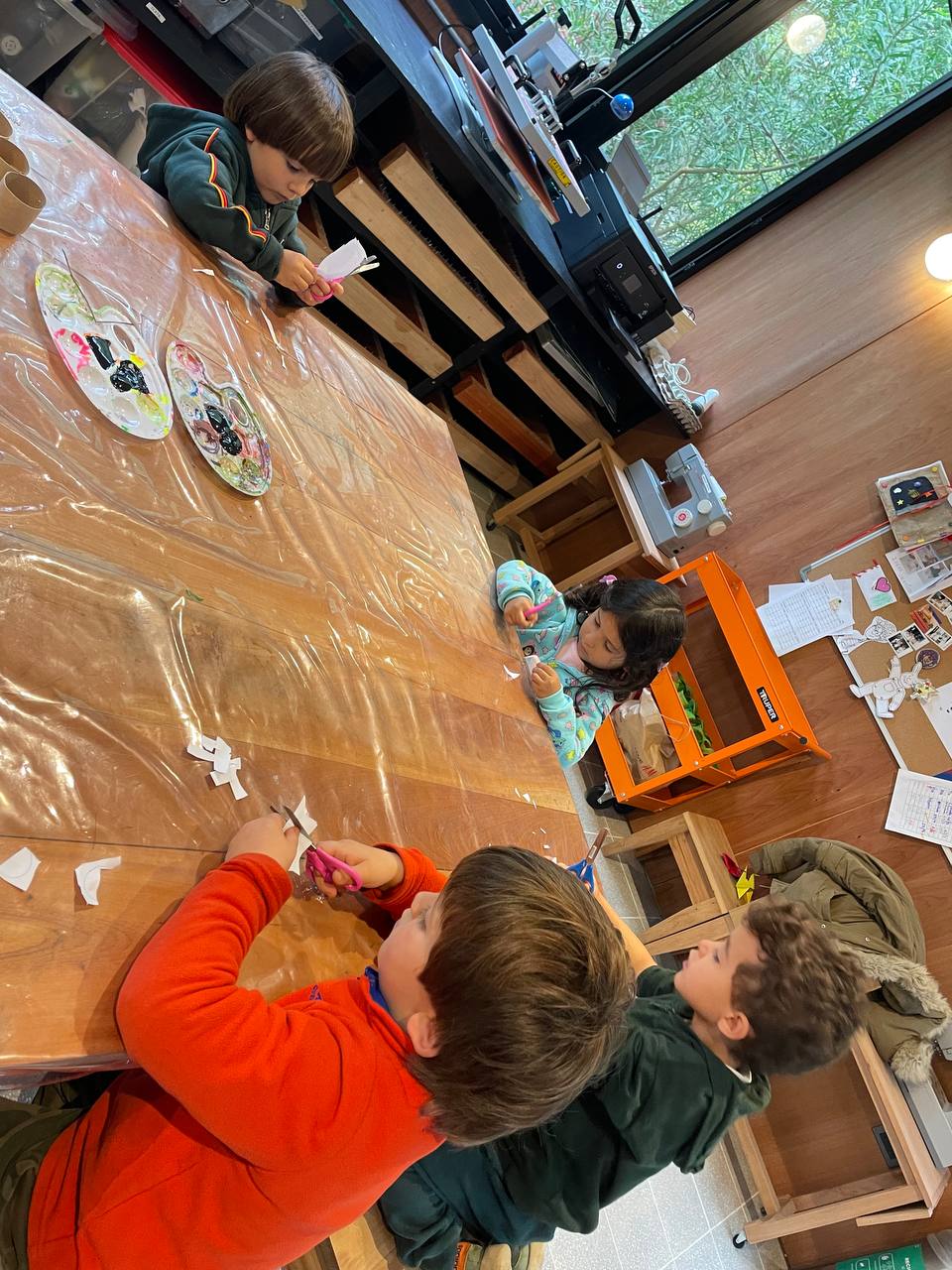 Exploración al aire libre, observación y recolección de elementos naturales, producción plástica con hojas y momentos de juego y movimiento.