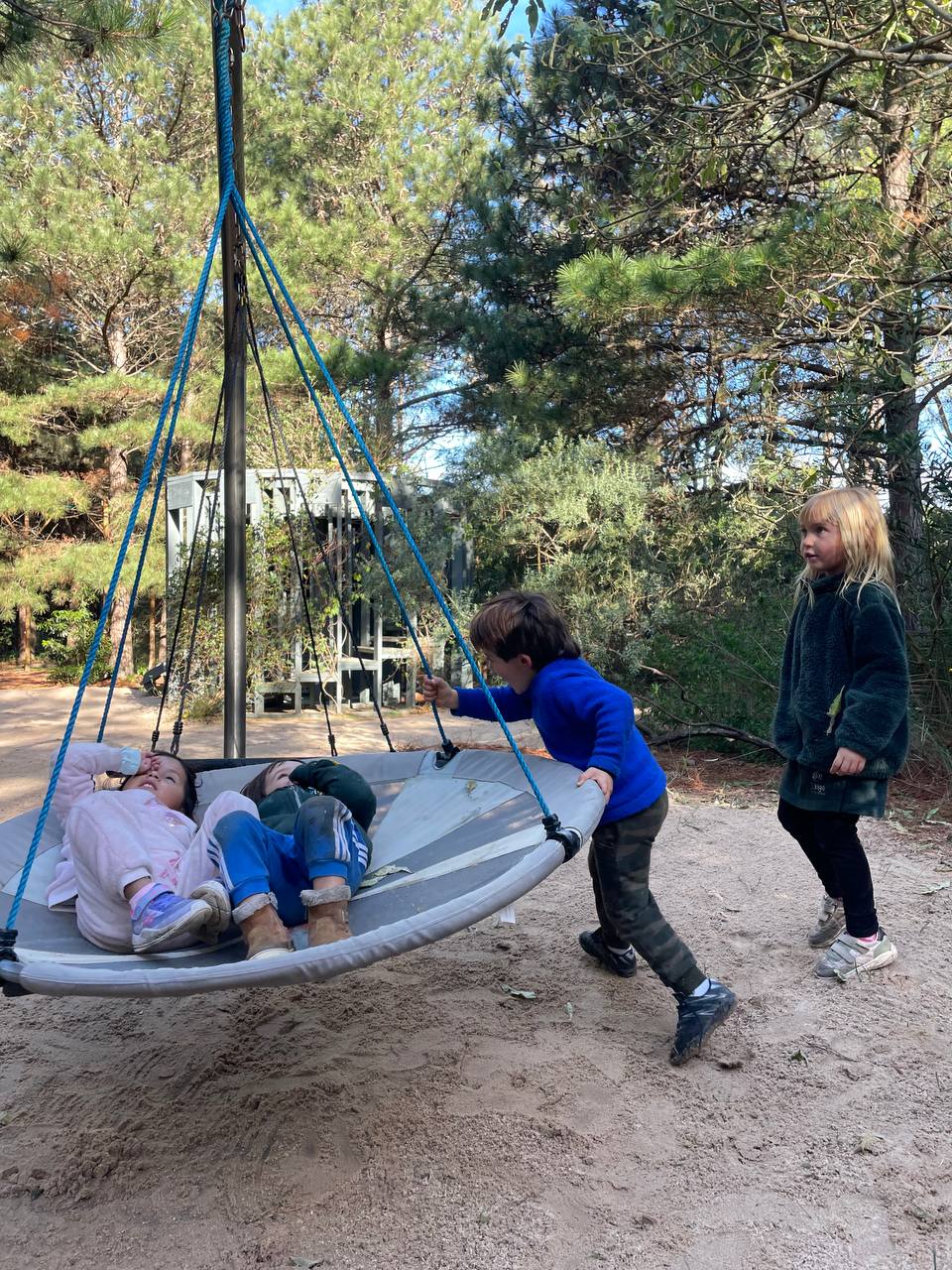 Exploración al aire libre, observación y recolección de elementos naturales, producción plástica con hojas y momentos de juego y movimiento.